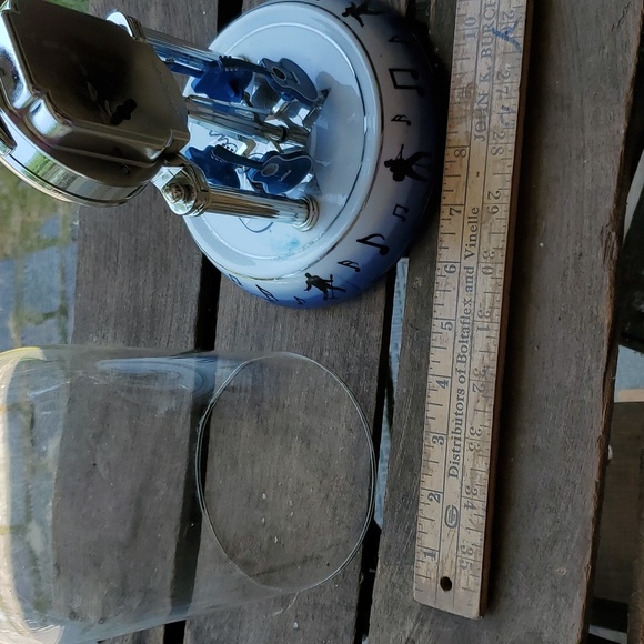 Kitchy Elvis clock with spinning guitars - Picture 8 of 12